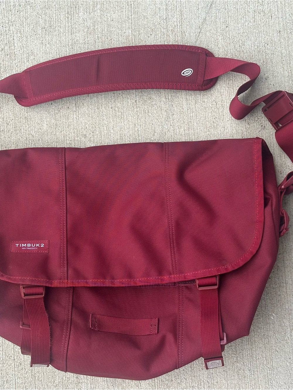 Timbuk2 Classic Messenger Bag in maroon Medium Size New Condition